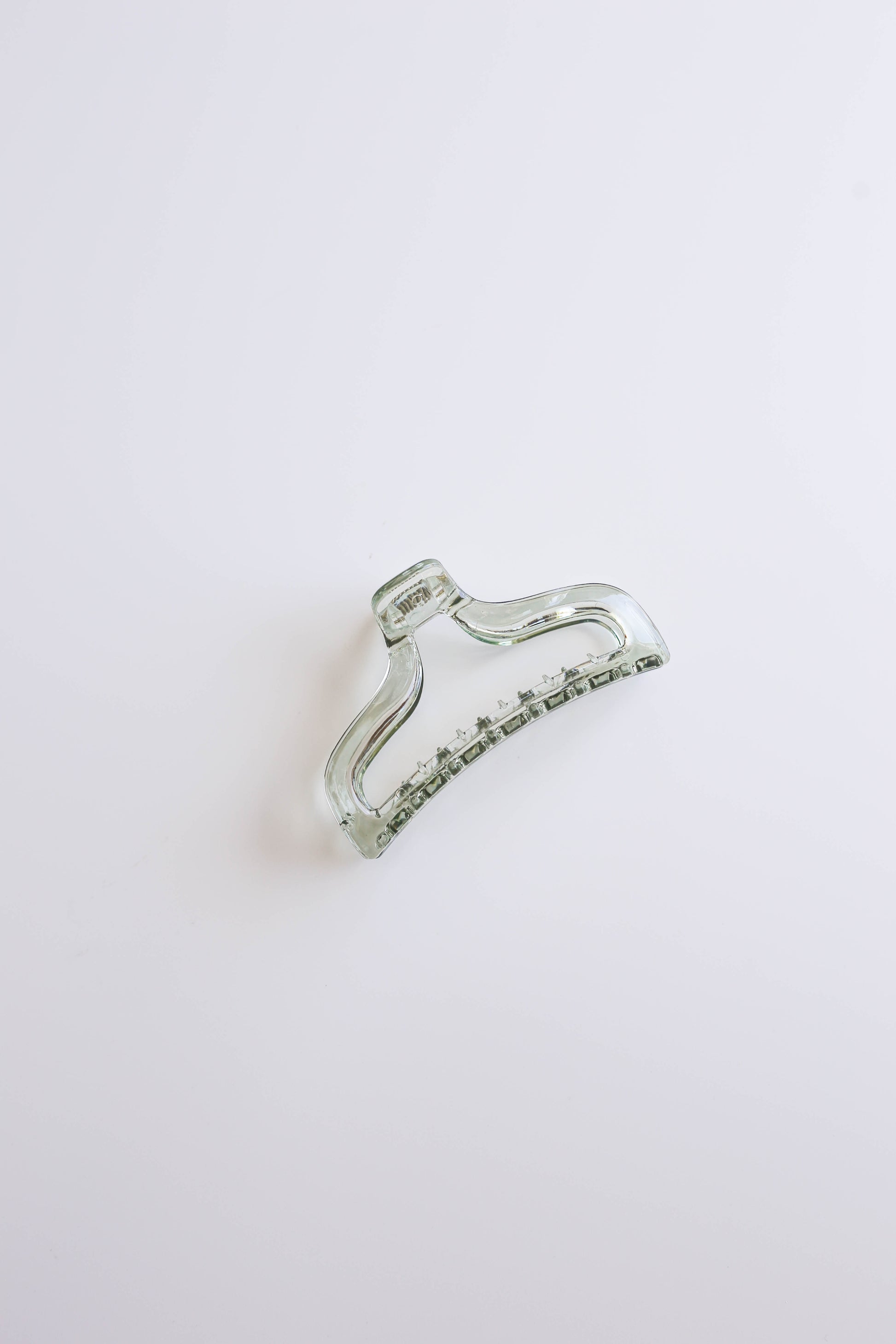 Stylish and practical claw clips for adults and kids, perfect for all-day wear.