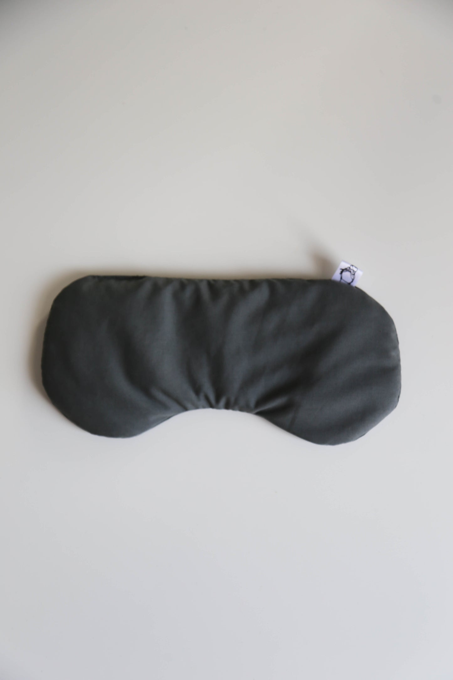 Eye mask therapy pack with a snug fit, perfect for soothing dry eyes, sinus pressure, and jaw tension.