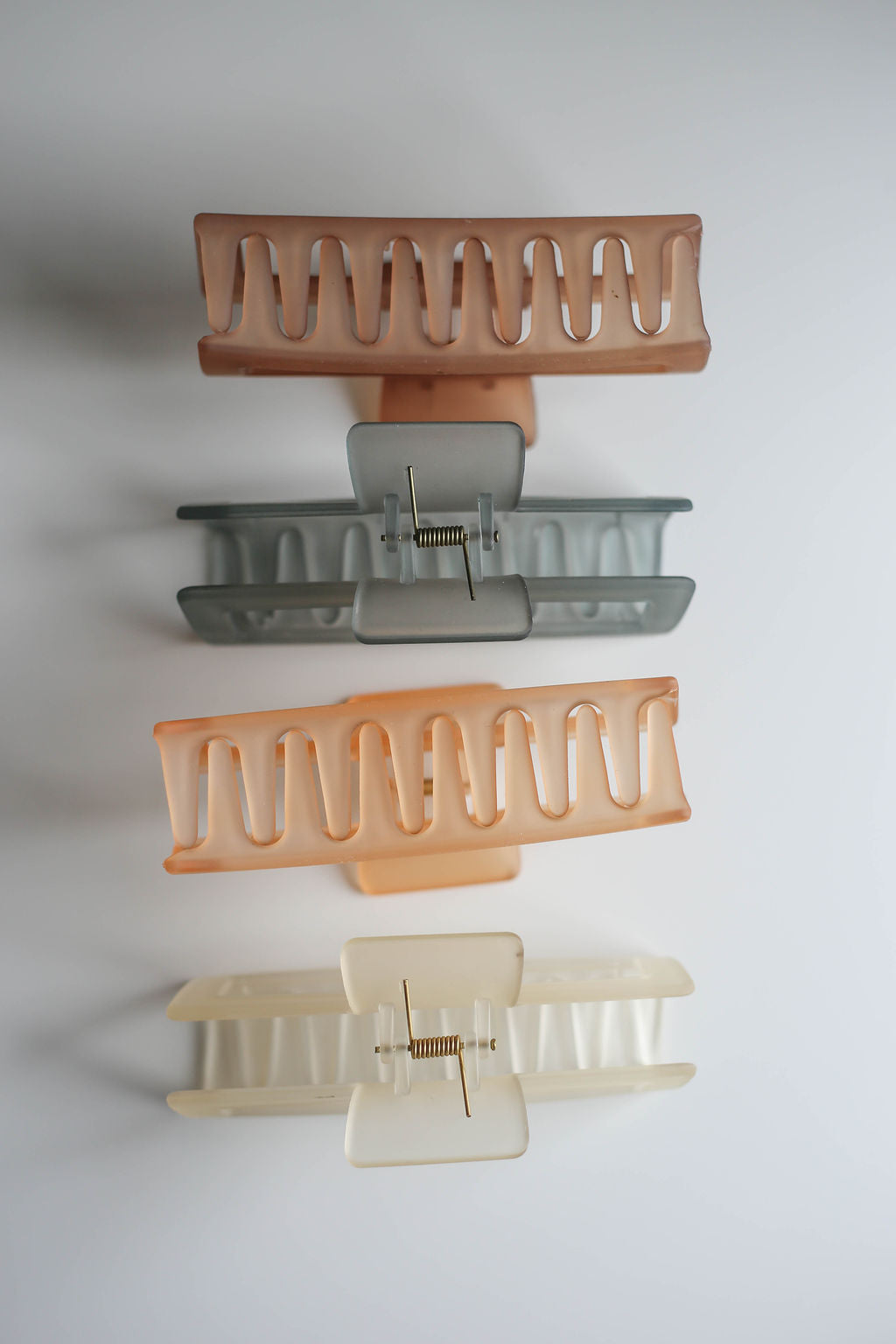 Generous XL hair claw with wide jaws for creating effortless half-up hairstyles on thick hair.