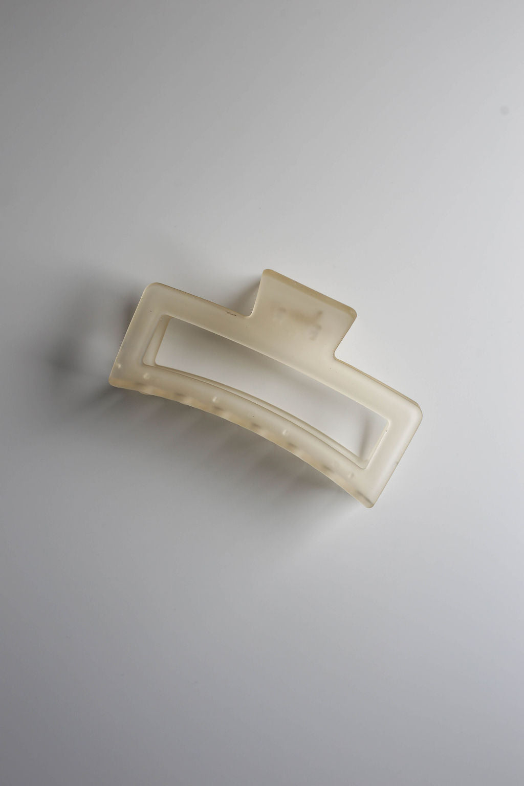 Sturdy, wide-mouthed hair claw designed for smooth removal and tangle-free wear.