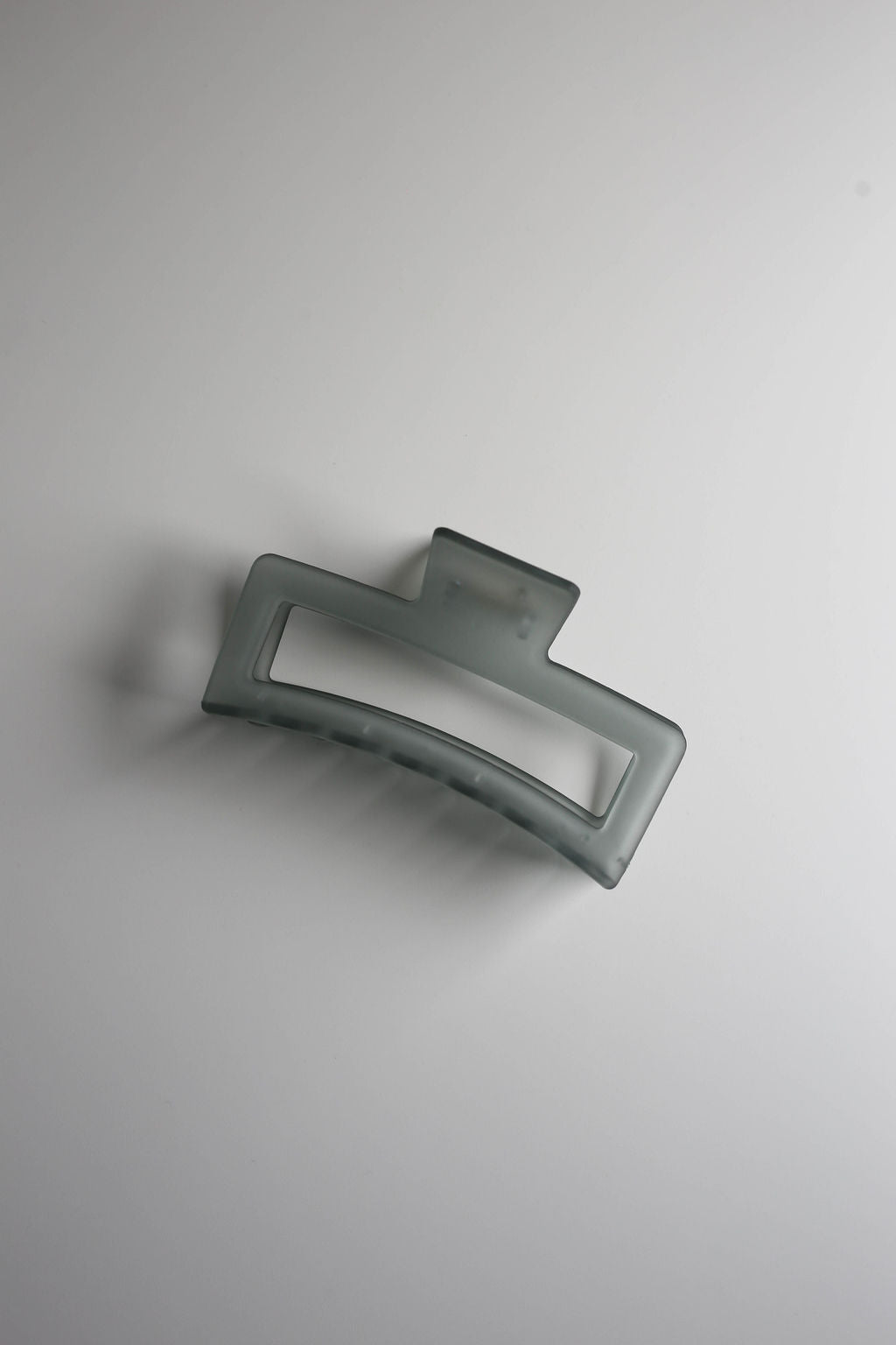 Heavy-duty hair claw with interlocking teeth to keep thick strands neatly in place.