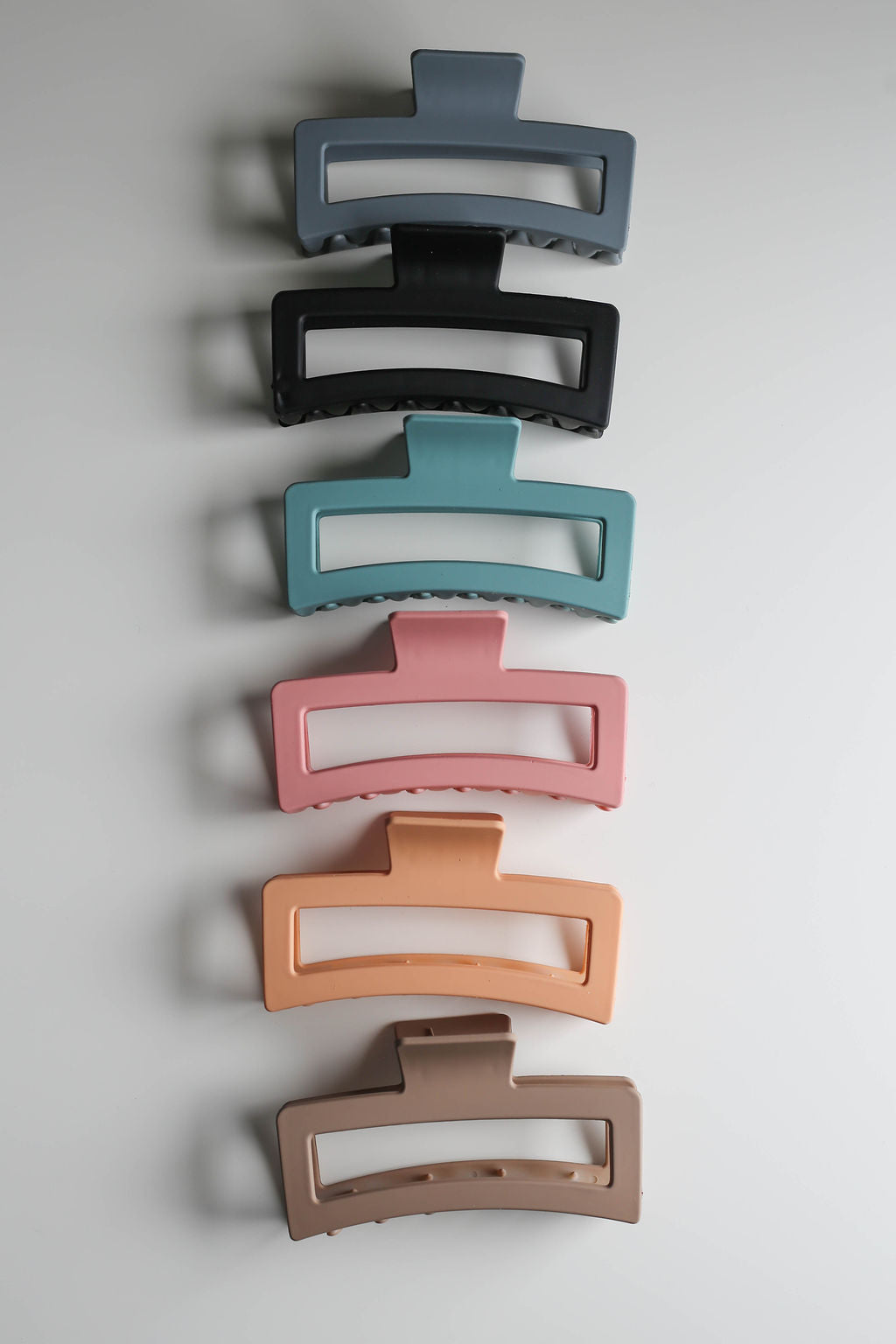 Extra-large 5-inch hair claw clip designed to hold thick or long hair securely in one clip.
