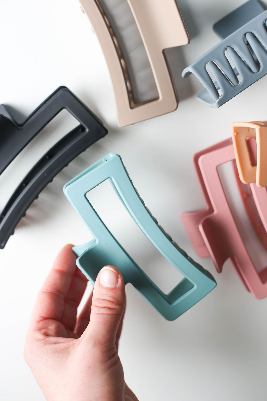 Oversized hair clip designed to reduce tension and prevent kinks throughout the day.