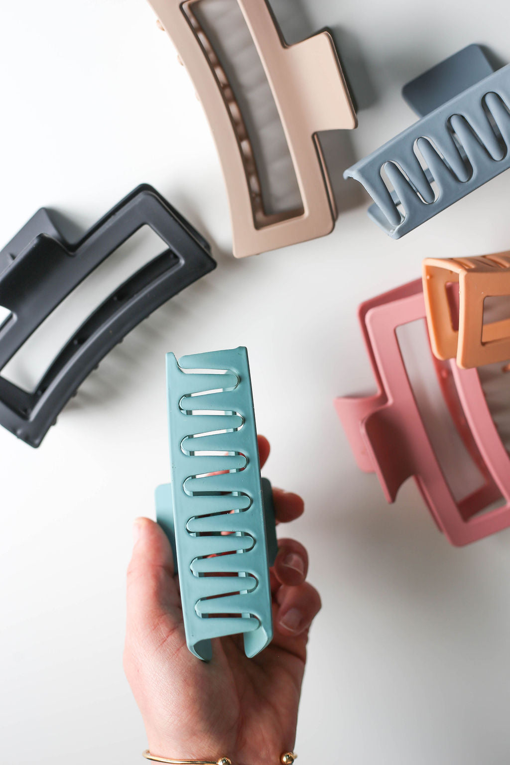 Extra-large claw for sleek half-up ponytails, perfect for thick, unruly hair.