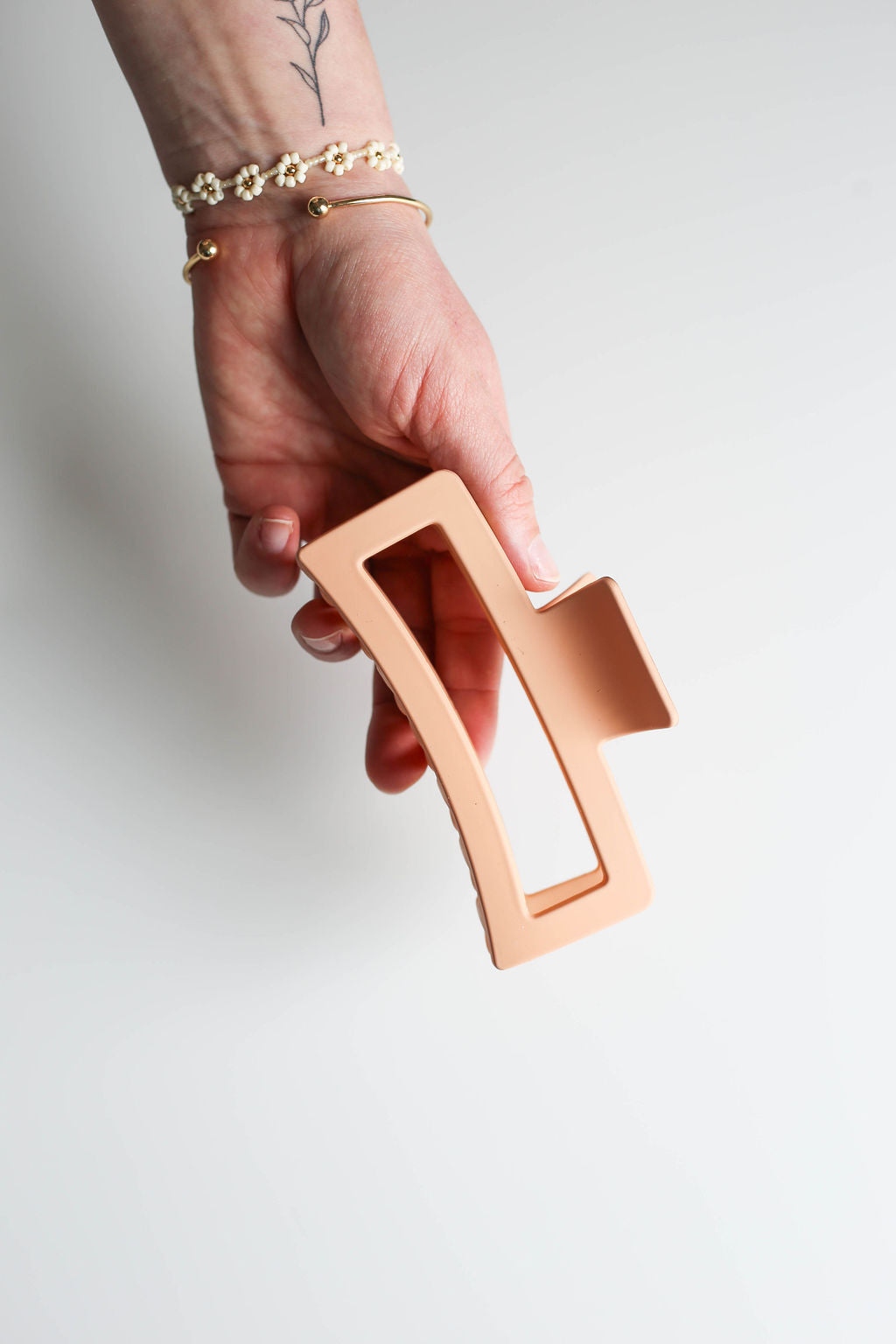 Spacious claw clip that elevates everyday hairstyles with minimal effort.