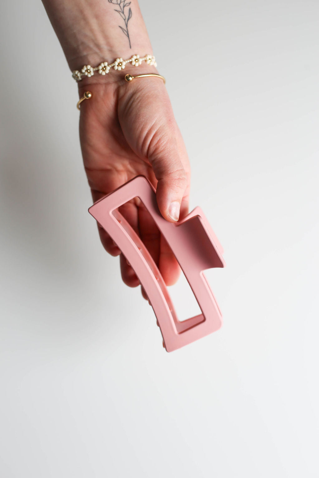 XL hair claw designed for thick hair types, offering a reliable grip without creases.