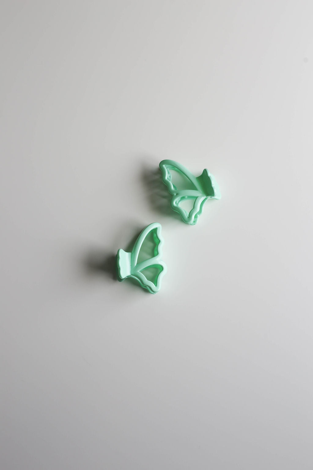 Butterfly-shaped micro clips that add charm and control without pulling hair