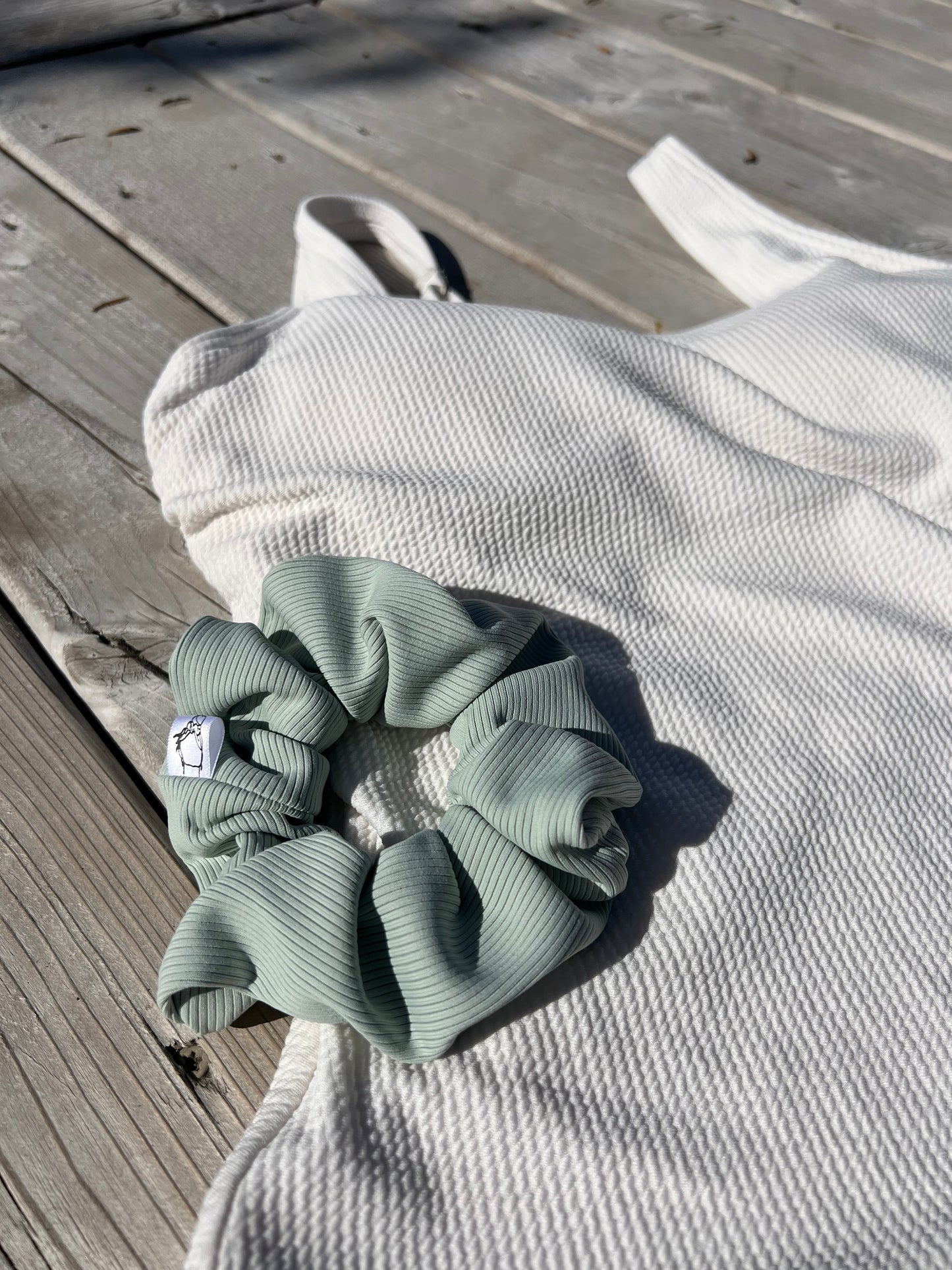 Stylish ribbed scrunchie that stays secure even in wet hair.