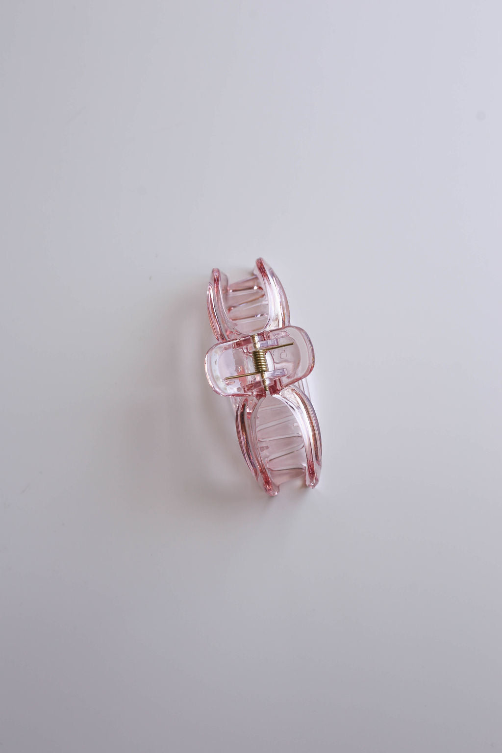 Stylish and practical claw clips for adults and kids, perfect for all-day wear.