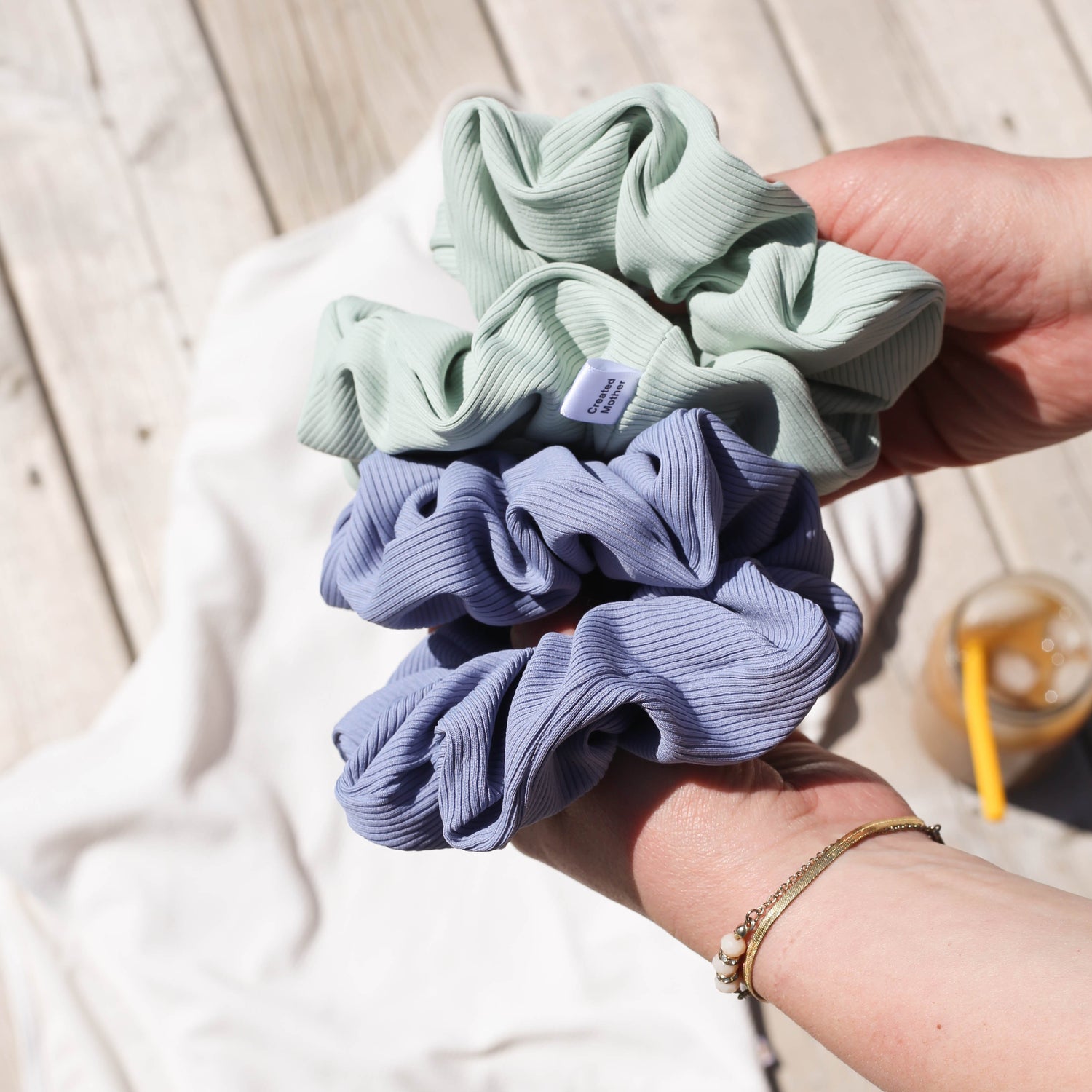Ribbed SWIM scrunchie with quick-drying and water-resistant fabric.