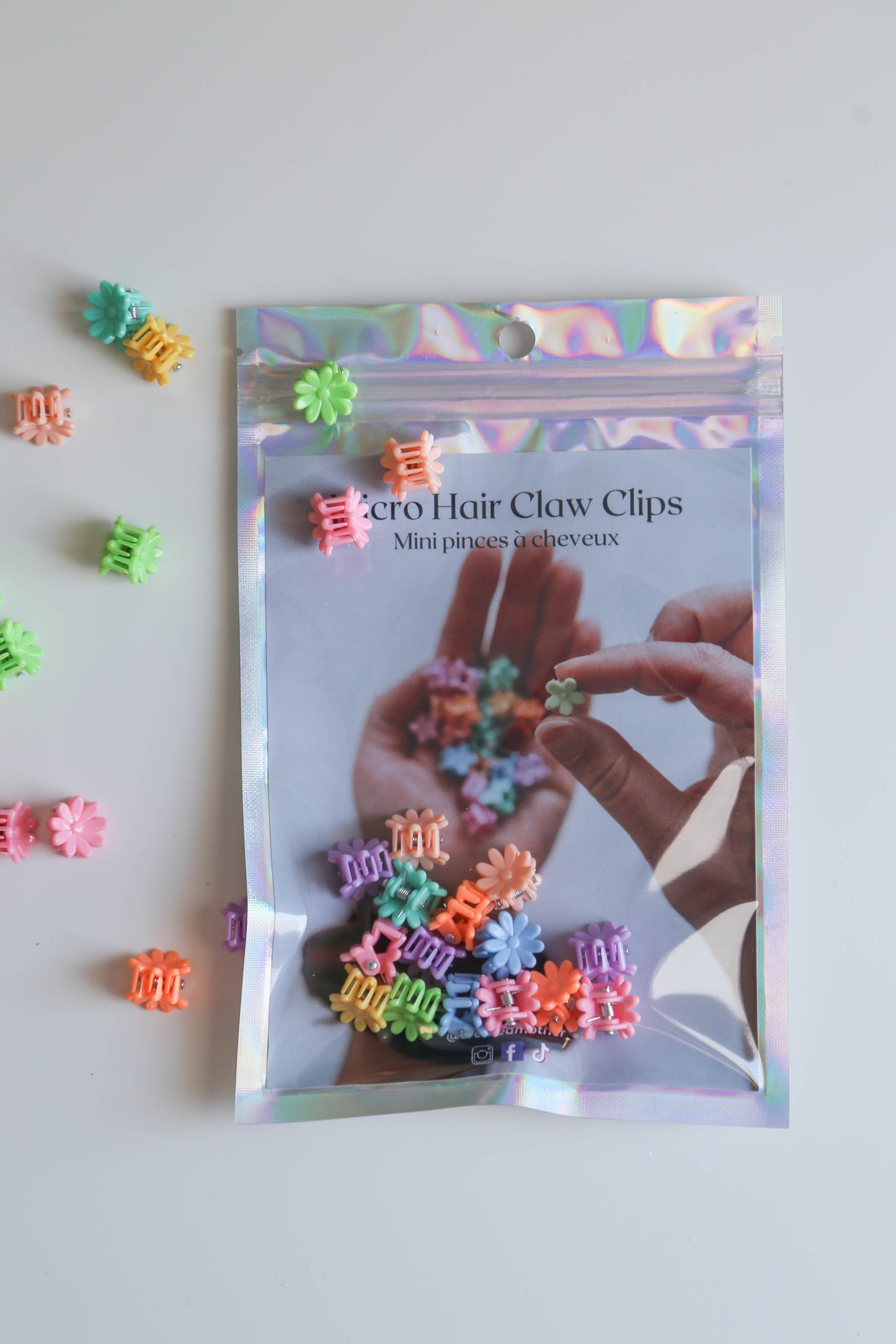 Adorable micro hair claw set in bright colors, perfect for styling little girls’ fine hair with ease.