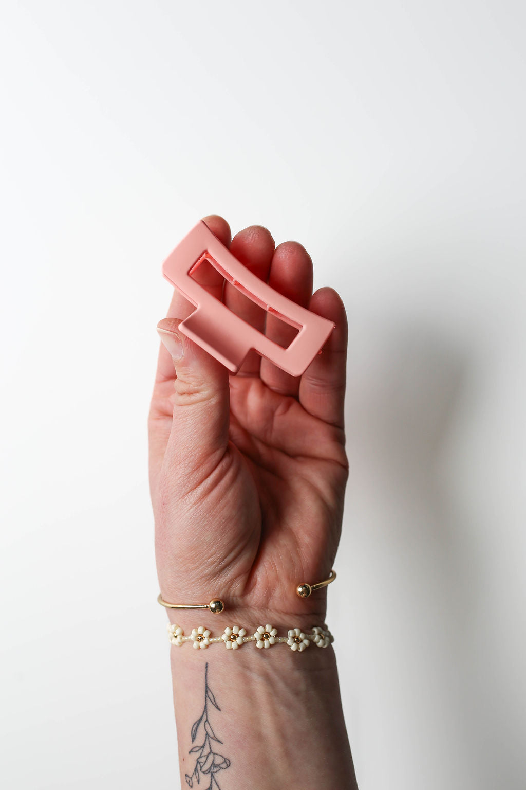 Mini coral hair claw clip, perfect for securing fine or short hair in a stylish way.