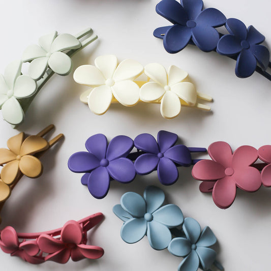 Lay flat hair claw clips, the perfect travel companion for the car or plane