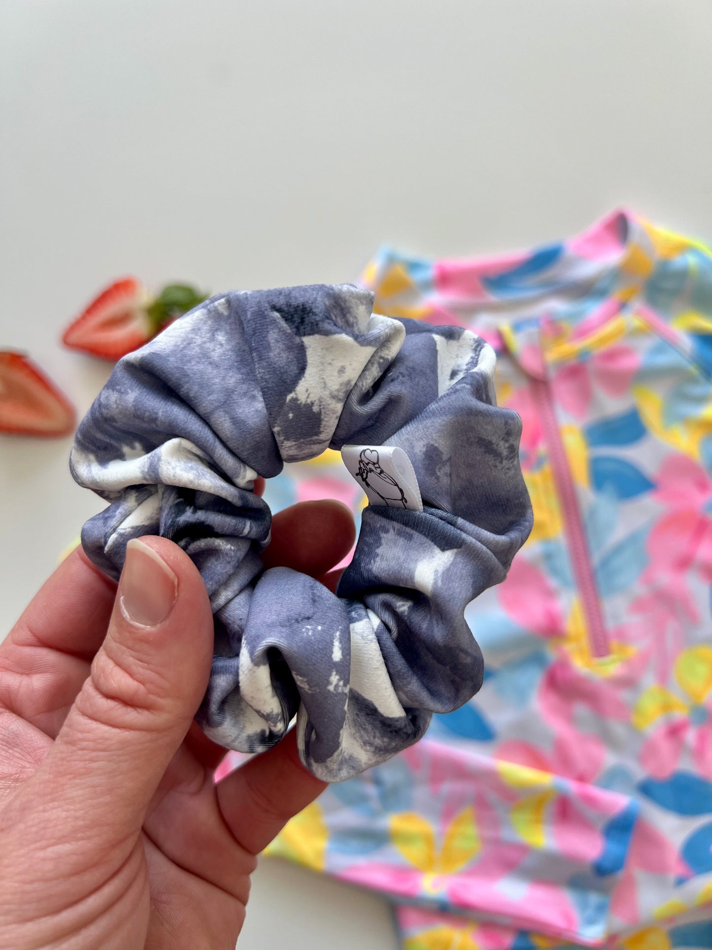 Abstract watercolour scrunchie for beach vacations