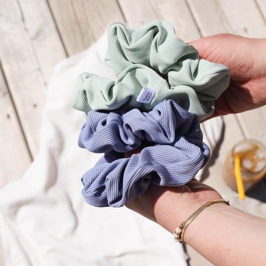 Ribbed SWIM scrunchie with quick-drying and water-resistant fabric.