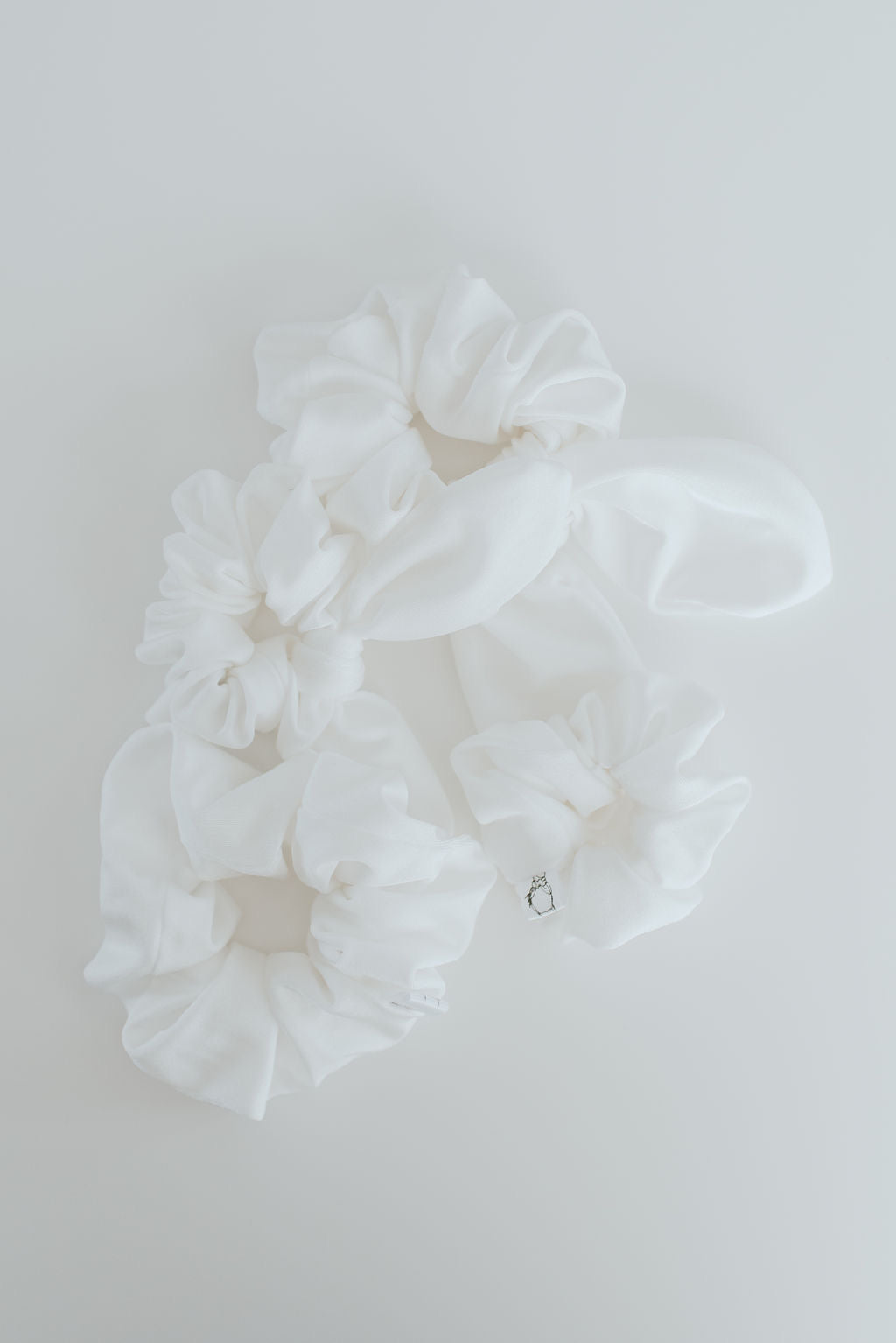 Water-repellent white swim scrunchie for fitness activities