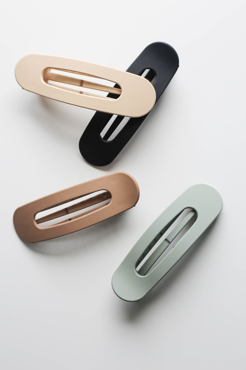 Travel-safe 4-inch flat hair claw clip with minimalist matte finish