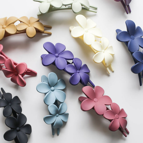 Video showing the vibrant colour selection of the lay flat hair claws and showing all angle’s of the clip. 