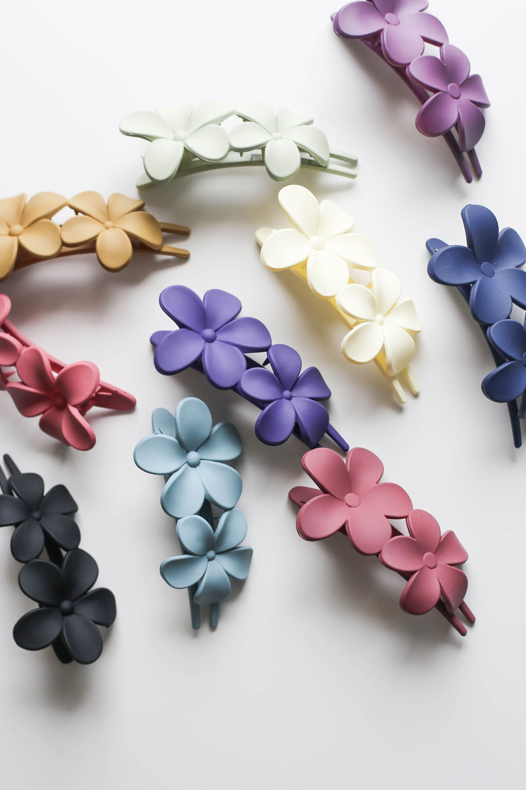 Video showing the vibrant colour selection of the lay flat hair claws and showing all angle’s of the clip. 