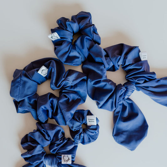 Indigo swim scrunchie made of quick-dry swimsuit fabric